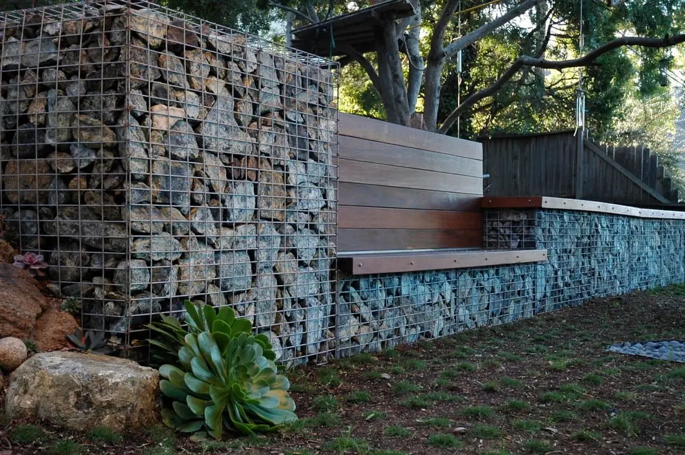 Retaining wall — stone wall finish